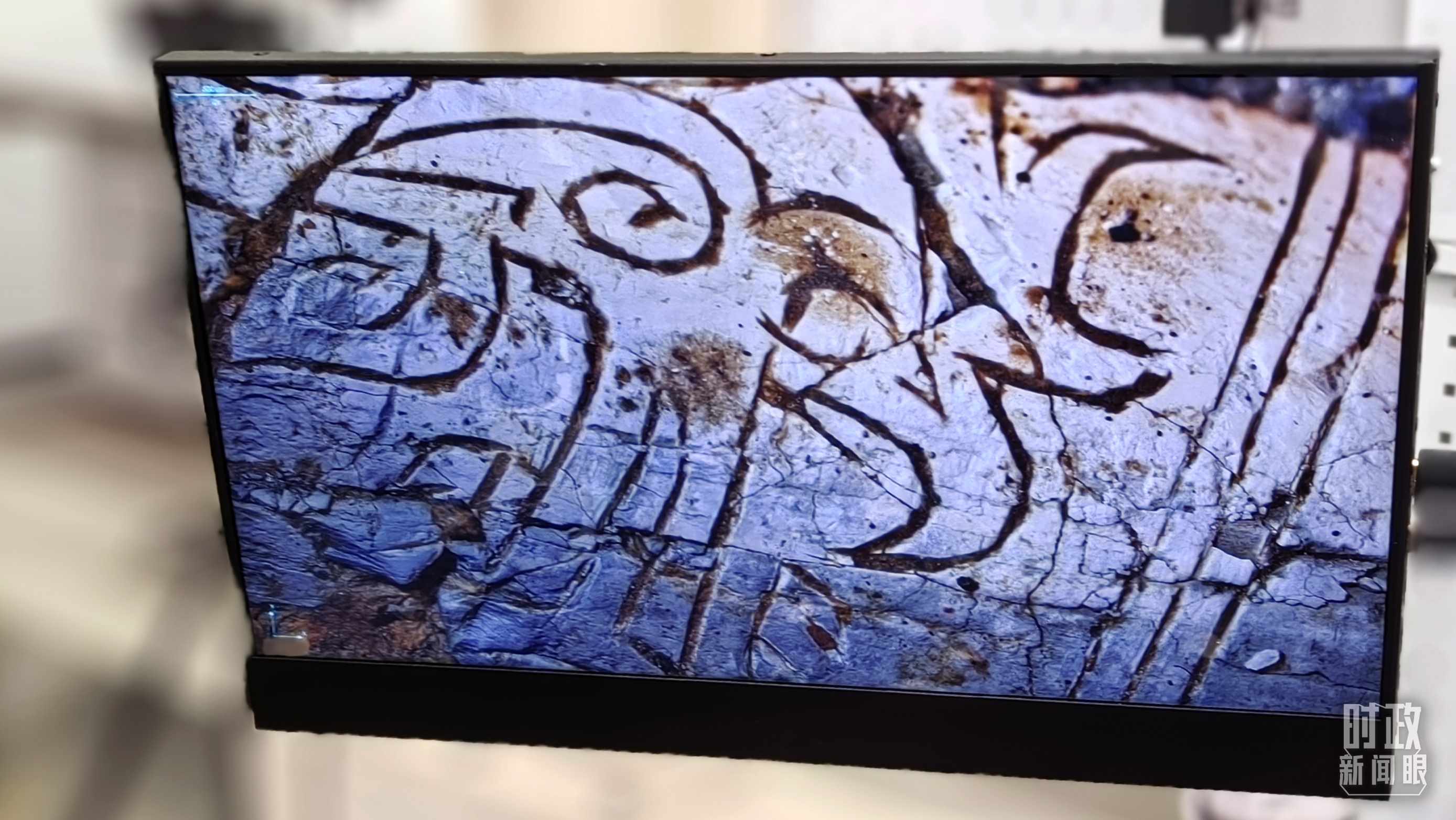 △顯微鏡下，三星堆文物的紋路清晰可見。（總臺(tái)央視記者王萌萌拍攝）