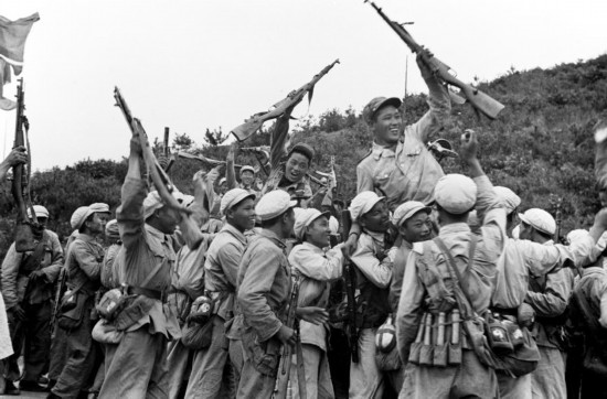  這是中國人民志愿軍和朝鮮人民軍一起歡慶戰(zhàn)斗勝利。新華社發(fā)（資料照片）