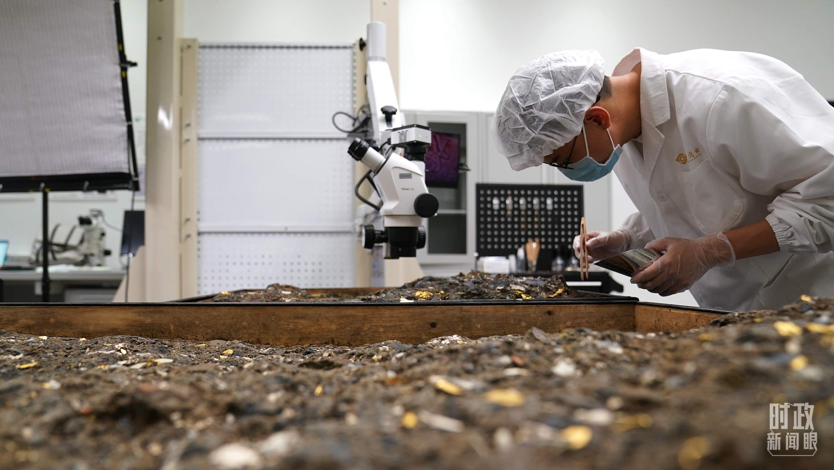 △工作中的三星堆文保人員。（總臺(tái)國廣記者李晉拍攝）
