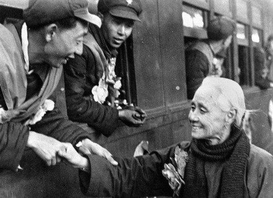 全國的鐵路工人們，一批批地志愿前往朝鮮前線工作，這是隴海路的鐵路工人魏志杰在臨行時和他母親告別的情形。新華社發(fā)（資料照片）