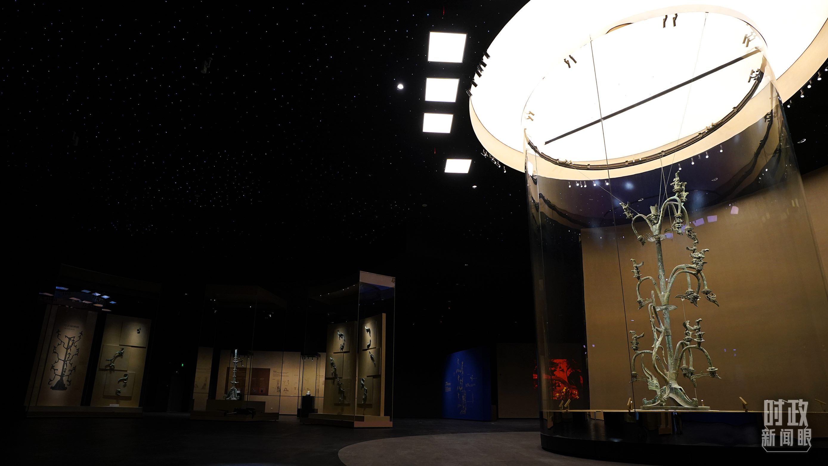 △三星堆出土的青銅神樹。（總臺(tái)國廣記者李晉拍攝）