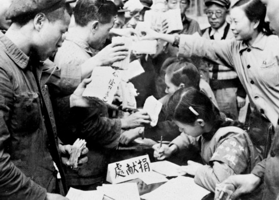 全國各地工商界踴躍捐獻款項，支援志愿軍。這是重慶市工商業(yè)者捐獻的情形。新華社發(fā)（資料照片）