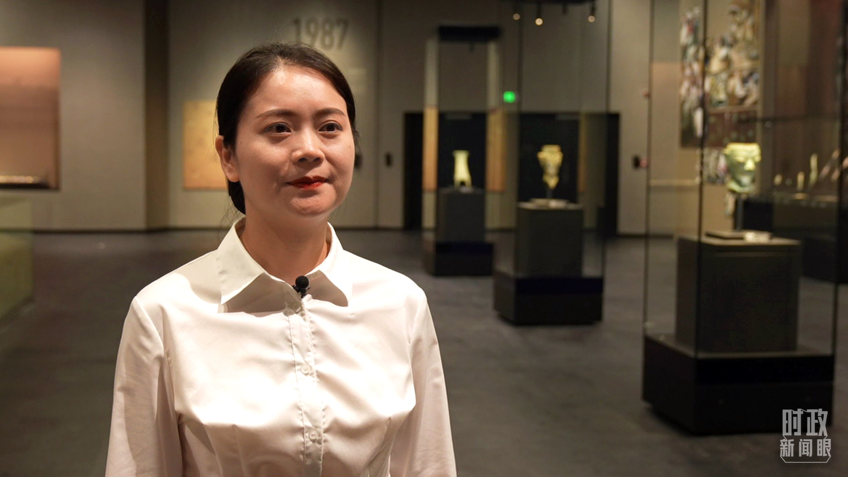 △當(dāng)天現(xiàn)場負(fù)責(zé)講解的三星堆博物館公眾服務(wù)部程靜。（總臺(tái)央廣記者馬喆拍攝）