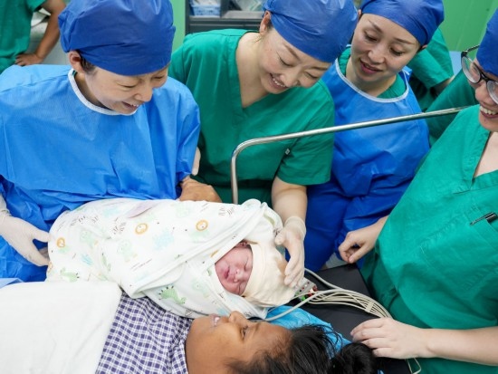 中國海軍“和平方舟”號醫(yī)院船在基里巴斯為29歲的塔拉瓦居民德阿瑞接生了一名“和平寶寶”（2023年7月16日攝）。新華社發(fā)（劉偉 攝）