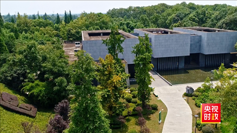 △2021年正式投入使用的三星堆文物保護(hù)修復(fù)館，堅持保護(hù)修復(fù)與考古研究同步進(jìn)行，館內(nèi)分文保工作區(qū)和參觀區(qū)。