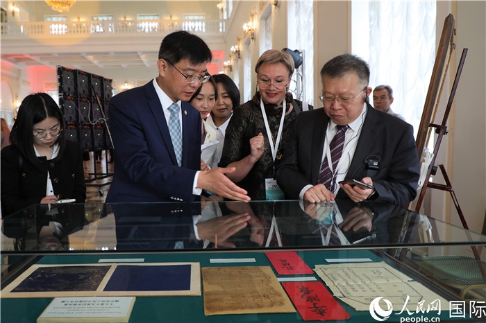 中俄圖書(shū)館論壇嘉賓共同參觀由俄羅斯國(guó)立列寧圖書(shū)館舉辦的館藏中國(guó)古籍善本圖書(shū)展。人民網(wǎng)記者 隋鑫攝）