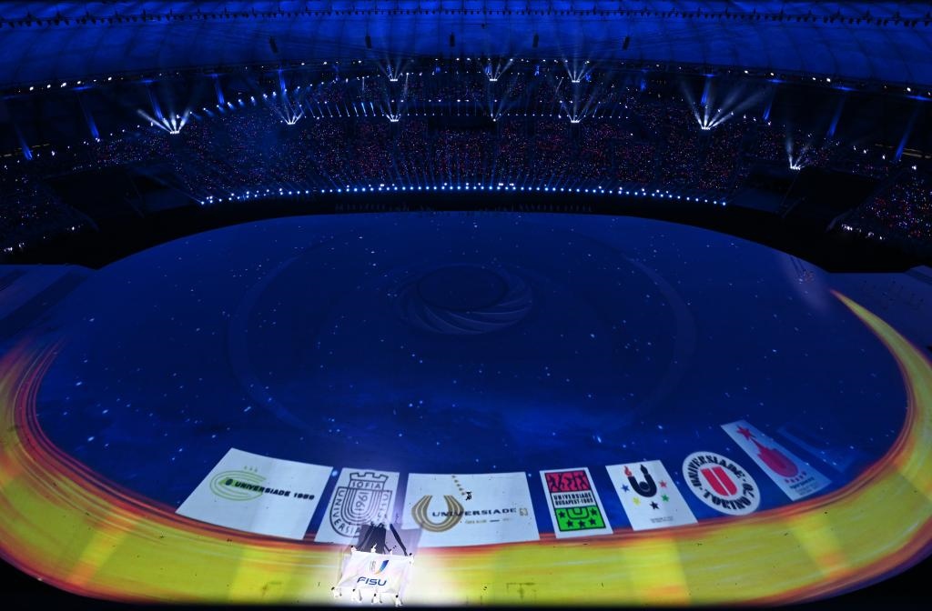 7月28日，國際大學生體育聯(lián)合會會旗在開幕式上入場。新華社記者劉磊攝