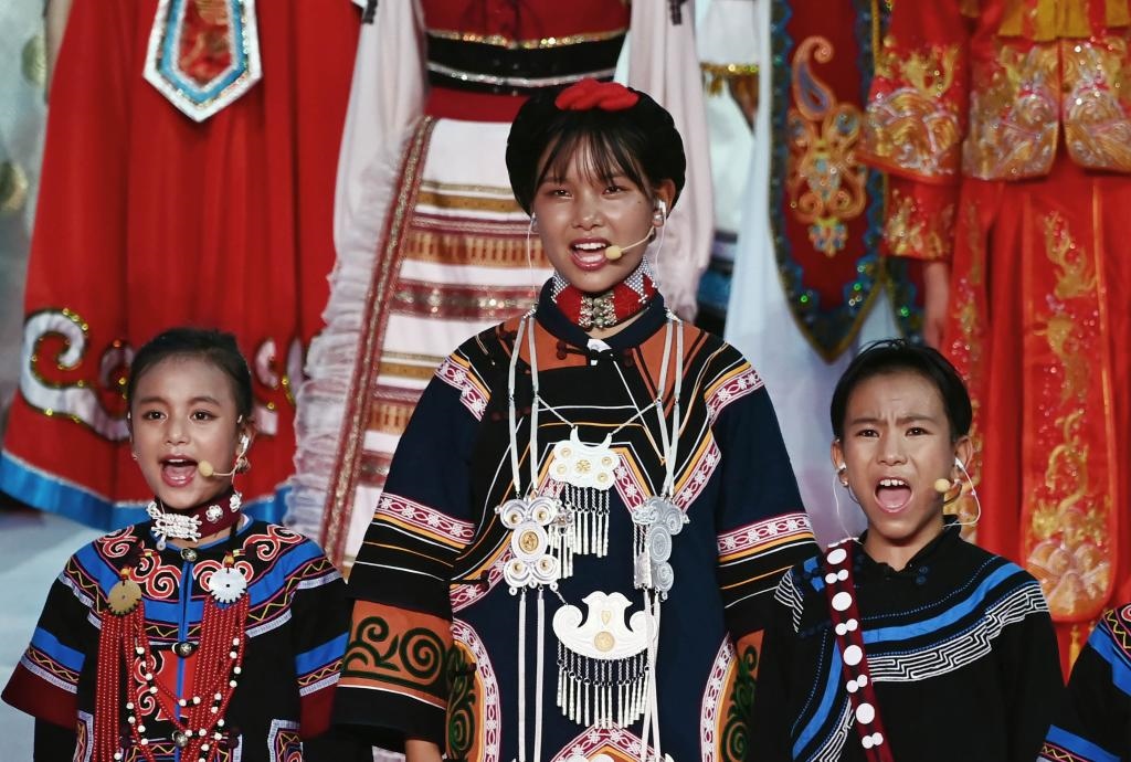 7月28日，吉好有果（中）在開幕式上表演。新華社記者陳澤國攝