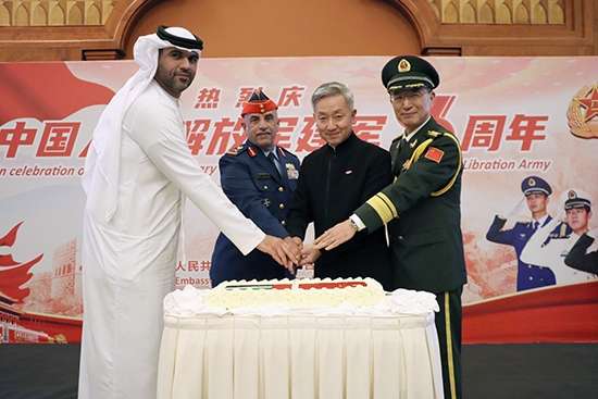 圖為招待會上中阿嘉賓合影。中國駐阿聯(lián)酋大使館供圖