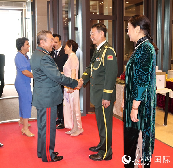 國(guó)防武官胡德君大校迎接賓客。人民網(wǎng)記者李強(qiáng)攝