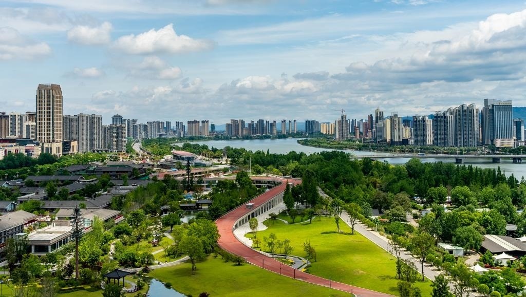 4月30日拍攝的天漢濕地公園景色。新華社發(fā)（李偉 攝）