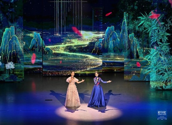 7月29日，演員在聯(lián)歡會(huì)現(xiàn)場(chǎng)演唱。新華社記者 蔡湘鑫 攝