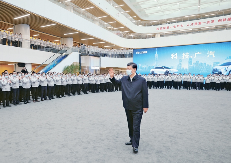 2023年4月10日至13日，中共中央總書記、國家主席、中央軍委主席習(xí)近平在廣東考察。這是12日下午，習(xí)近平在廣汽研究院向職工們揮手致意。 新華社記者 鞠鵬/攝