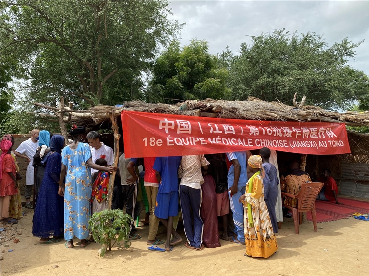 圖為草棚下的就診患者。中國(guó)駐乍得醫(yī)療隊(duì)供圖