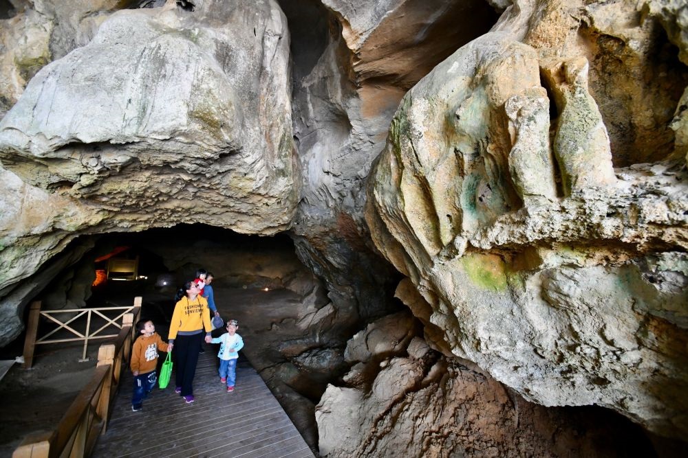 游人在位于福建省三明市三元區(qū)巖前鎮(zhèn)的萬(wàn)壽巖遺址船帆洞游覽（2020年4月9日攝）。新華社記者 姜克紅 攝