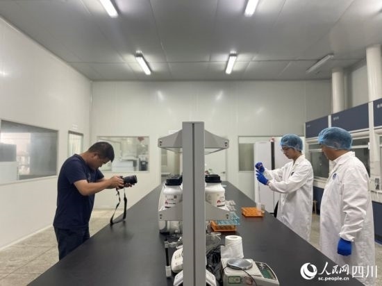 記者在位于成都市大邑縣的海光食品有限公司進行采訪。人民網(wǎng)記者 何旭攝