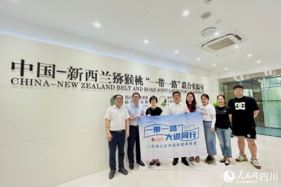 采訪團走進中國-新西蘭獼猴桃“一帶一路”聯(lián)合實驗室。人民網(wǎng)記者 朱虹攝