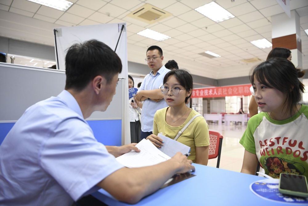 2023年7月29日，“揚(yáng)就業(yè)之帆，啟夢(mèng)想之旅”2023年寧夏（銀川）離校未就業(yè)高校畢業(yè)生招聘會(huì)在寧夏（銀川）人力資源服務(wù)產(chǎn)業(yè)園舉行。求職者（右）在招聘會(huì)現(xiàn)場(chǎng)與用人單位交流。新華社記者 馮開華 攝
