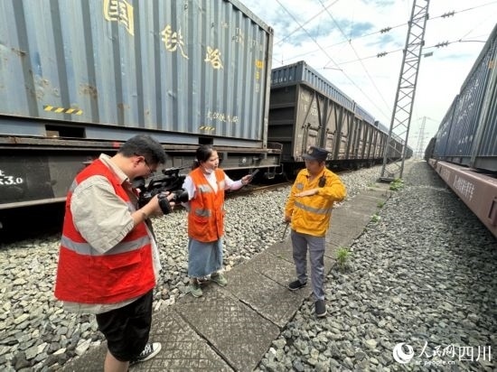 記者采訪中歐班列（成都）首發(fā)班列“專檢小組”組長劉偉。人民網(wǎng)記者 王波攝