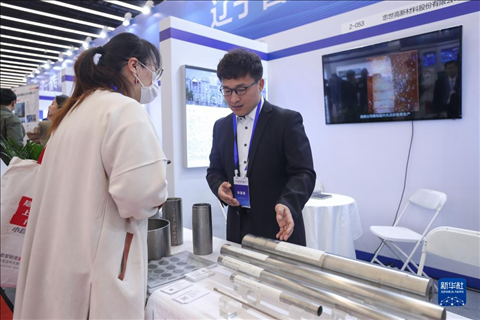 4月8日，參展商在2023中國中小企業(yè)發(fā)展大會“專精特新”中小企業(yè)展覽會上向觀眾介紹產(chǎn)品。新華社記者 龍雷 攝