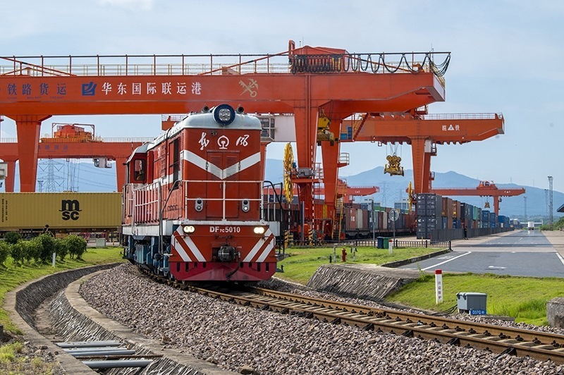 △2023年7月25日，在浙江省金華市華東國(guó)際聯(lián)運(yùn)港，一輛“義新歐”中歐班列裝載著110個(gè)標(biāo)箱日用百貨、家用電器、家裝材料等貨物，啟程駛向哈薩克斯坦。