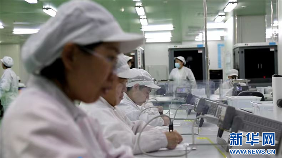 工人在大連達利凱普科技股份公司生產(chǎn)車間工作。新華網(wǎng)發(fā)