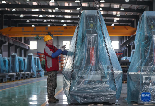 工人在阜新勁達精密機械有限公司生產(chǎn)車間工作。新華社記者龍雷攝