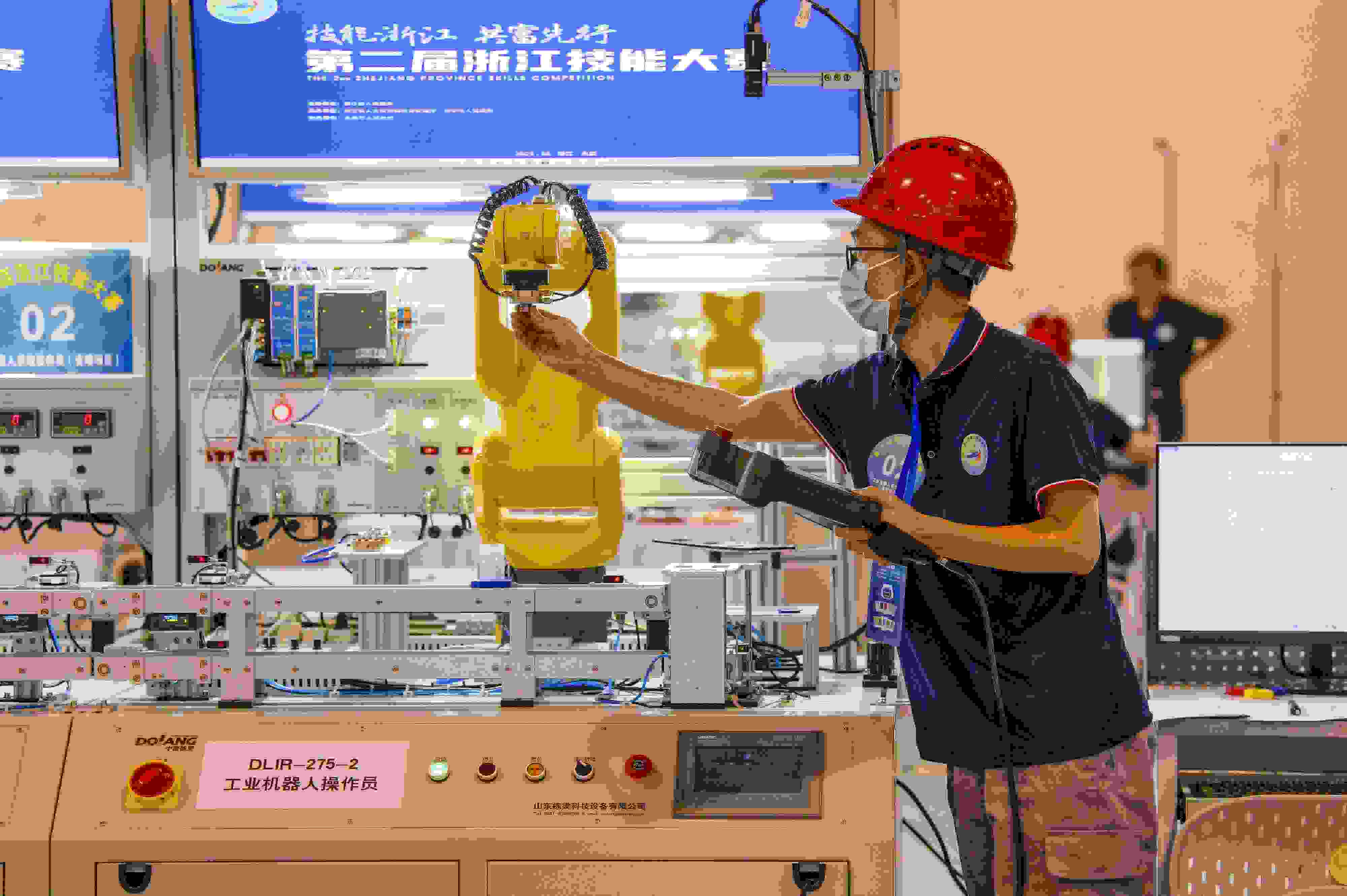 2023年6月19日，第二屆浙江技能大賽在永康市國際會展中心舉行。參賽選手在進行工業(yè)機器人系統(tǒng)操作員項目比賽。