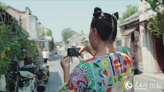 柳芭在胡同里采風。人民網(wǎng) 張若涵攝
