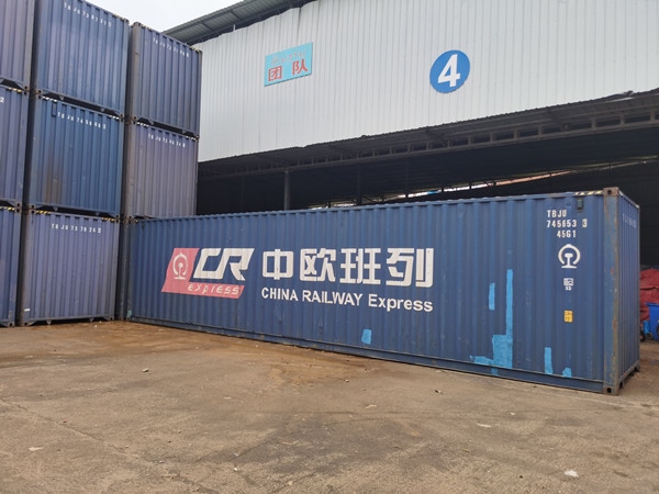 即將以“中老鐵路+中歐班列”模式過境運(yùn)輸?shù)募b箱。朱益孝攝