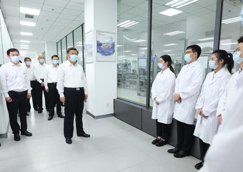 2023年7月6日，習近平總書記在江蘇南京市考察南瑞集團有限公司，同年輕研發(fā)人員親切交流。