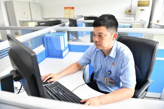 工作中的康凱。航空工業(yè)沈飛供圖