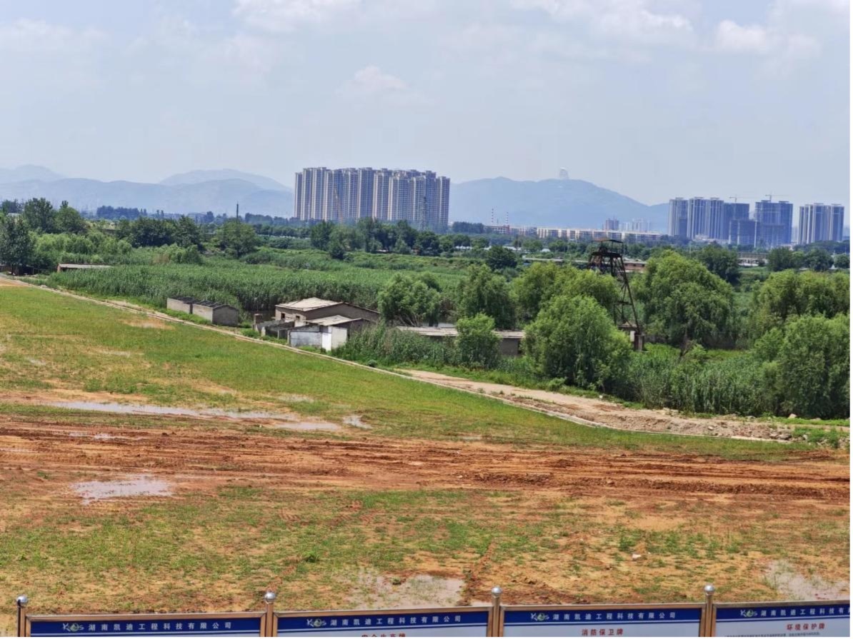 完全淹沒區(qū)（左）和部分淹沒區(qū)（右）分界。 人民網(wǎng)記者 黃鈺攝