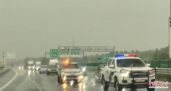 8月2日，京港澳高速，高速交警涿州大隊警車帶道引導(dǎo)救援物資車隊進入涿州災(zāi)區(qū)。