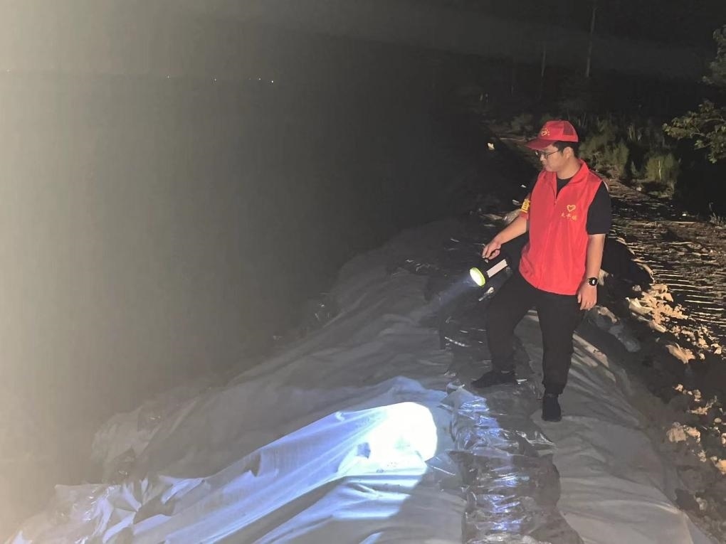 太平鎮(zhèn)干部晚上巡查南小埝。（采訪對象供圖）