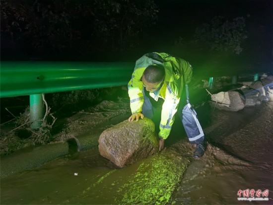 7月31日，張涿高速，高速交警涿鹿大隊民警清理山體滑坡路面落石。