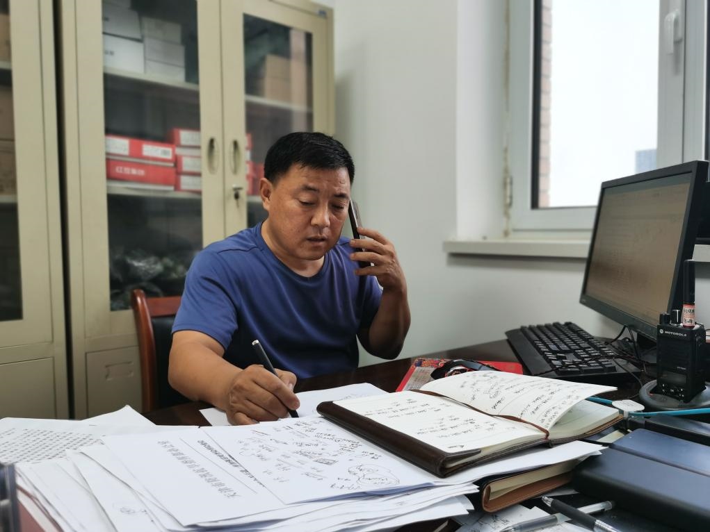 曾田榮正在辦公室內(nèi)工作。新華社記者 孫凡越 攝