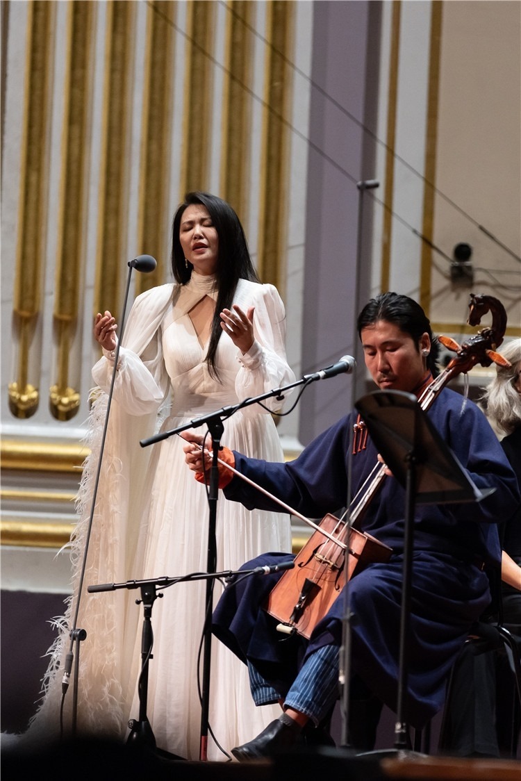 圖片說(shuō)明： 8月5日，2023愛(ài)丁堡國(guó)際藝術(shù)節(jié)開(kāi)幕式音樂(lè)會(huì)《慈悲頌》的演出現(xiàn)場(chǎng)。藝術(shù)節(jié)組委會(huì)供圖