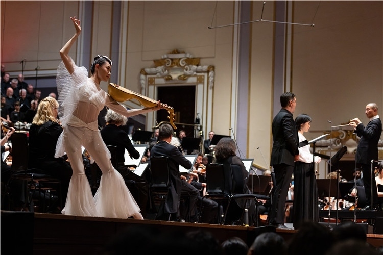 圖8月5日，2023愛(ài)丁堡國(guó)際藝術(shù)節(jié)開(kāi)幕式音樂(lè)會(huì)《慈悲頌》的演出現(xiàn)場(chǎng)。藝術(shù)節(jié)組委會(huì)供圖