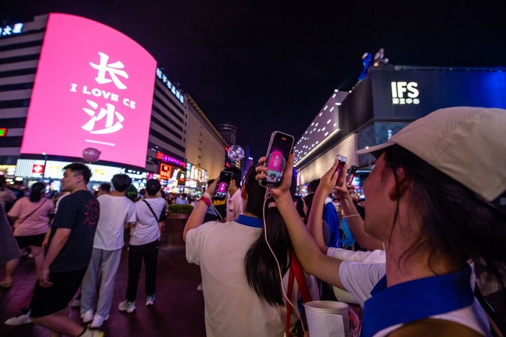  游客在長沙市天心區(qū)黃興路步行街打卡、拍照（6月7日攝）。新華社記者 陳思汗 攝