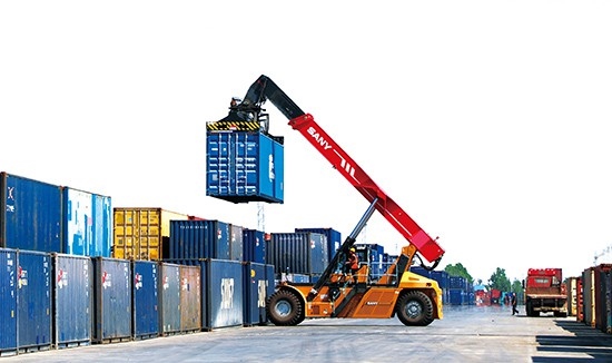 石家莊國際陸港內整裝待發(fā)的集裝箱。 石家莊國際陸港供圖