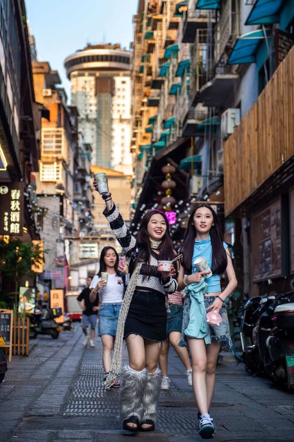 游客在長沙市天心區(qū)太平老街游玩（6月7日攝）。新華社記者 陳思汗 攝