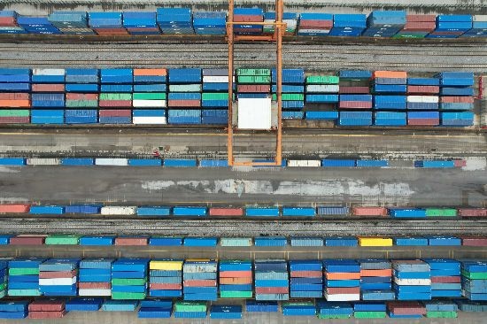 在廣州東部公鐵聯(lián)運(yùn)樞紐（增城西站），工作人員在進(jìn)行集裝箱轉(zhuǎn)運(yùn)工作。廣州交通投資集團(tuán)有限公司供圖