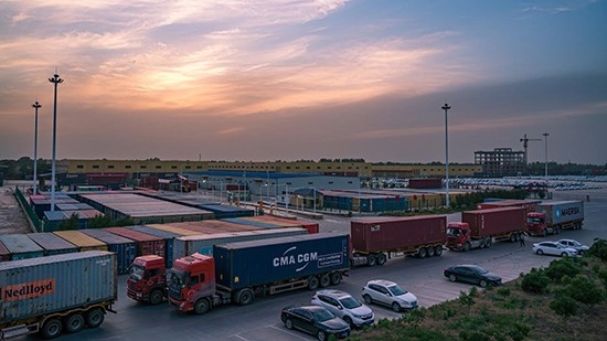 石家莊國際陸港內整裝待發(fā)的集裝箱。 石家莊國際陸港供圖