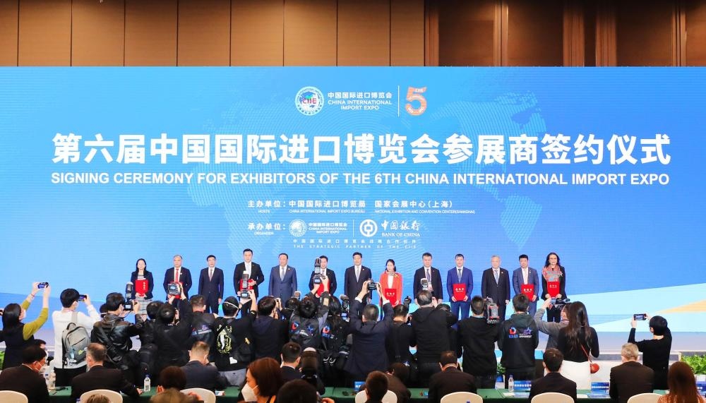 2022年11月6日，2022年中國國際進口博覽會參展商聯(lián)盟大會在上海舉行。這是在大會期間進行的第六屆進博會參展商簽約儀式。新華社記者 方喆 攝