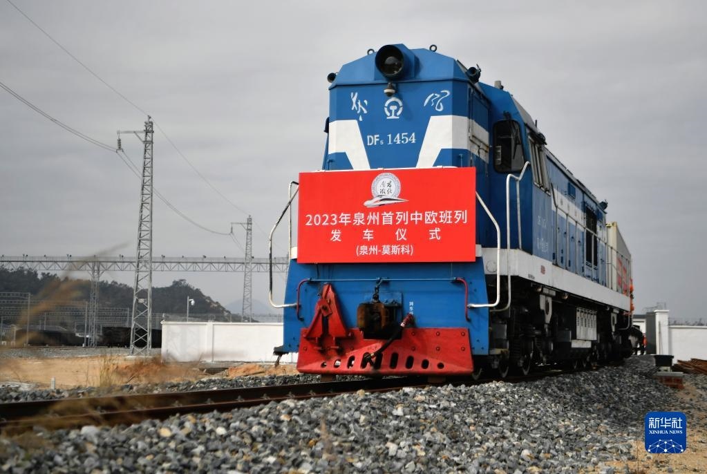 2月3日，中歐班列駛出興泉鐵路黃塘站。當(dāng)日，滿載著55個(gè)集裝箱的中歐班列，從位于福建泉州惠安縣的興泉鐵路黃塘站駛出。這是泉州今年開出的首趟中歐班列，也是興泉鐵路開通后的首趟泉州中歐班列。據(jù)了解，此次班列裝載產(chǎn)品主要來自泉州進(jìn)出口企業(yè)，貨重601.4噸，貨值約262.5萬美元。新華社記者 魏培全 攝