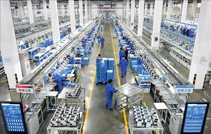 在位于浙江省臺(tái)州市的杰克科技股份有限公司，工作人員在裝配車間裝配縫紉機(jī)（2023年3月23日攝）。翁忻旸攝/本刊