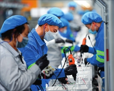 工人在浙江沁園水處理科技有限公司生產(chǎn)車間組裝家用凈水產(chǎn)品（2023年3月22日攝）。黃宗治攝/本刊