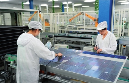 在浙江省臺(tái)州市黃巖區(qū)省級(jí)專精特新“小巨人”企業(yè)浙江公元新能源科技股份有限公司，工作人員生產(chǎn)太陽(yáng)能電池組（2023年8月9日攝）。翁忻旸攝/本刊