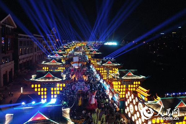 廣西南寧市良慶區(qū)的“南寧之夜”街區(qū)燈火璀璨。人民網(wǎng) 王勇攝